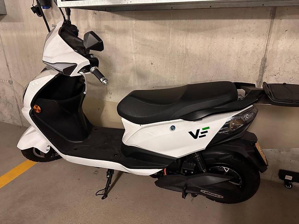 Topcase: E-Roller Vengo mit Gepäckbox und 2 Helmen – Neu und originalverpackt aus Hünenberg See von luc_lxp9