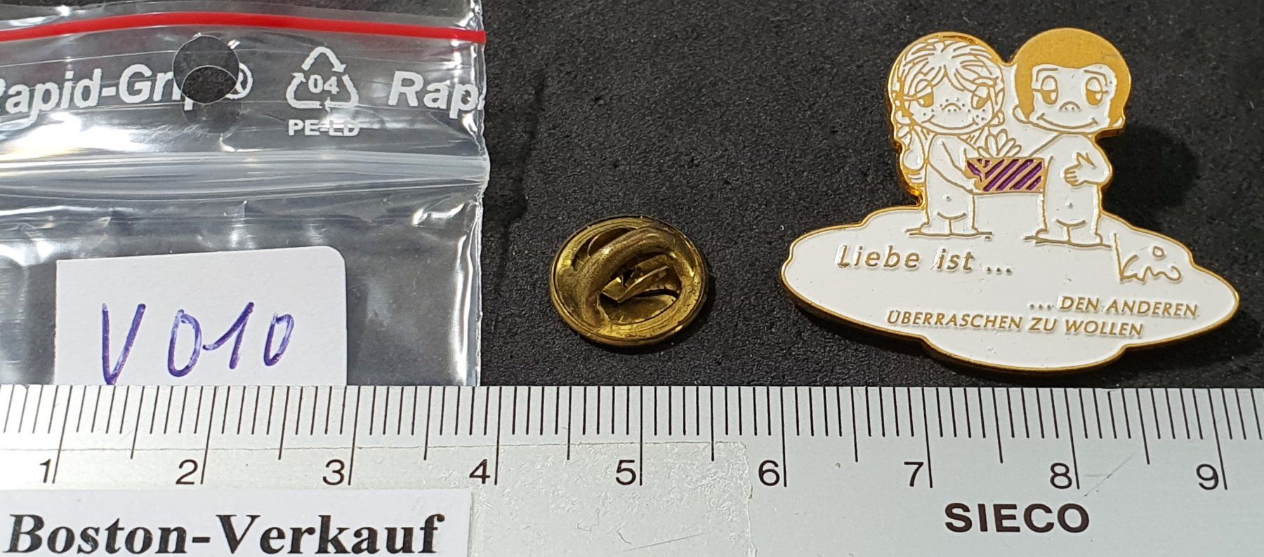 V010 - Pin Liebe ist... den anderen überaschen zu wollen (Gebraucht) in ...