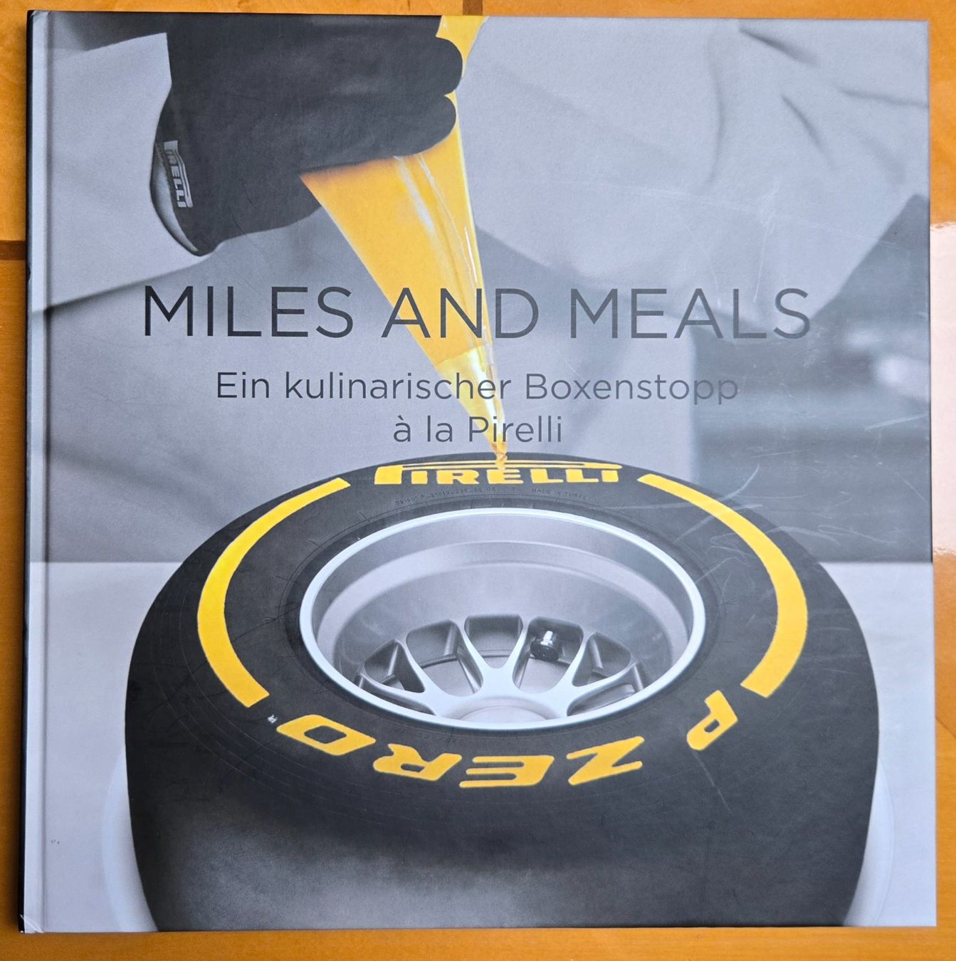 Libri: Buch Pirelli "Miles and Meals" – Nuovo (secondo la descrizione) da Baden venduto da knc00 5