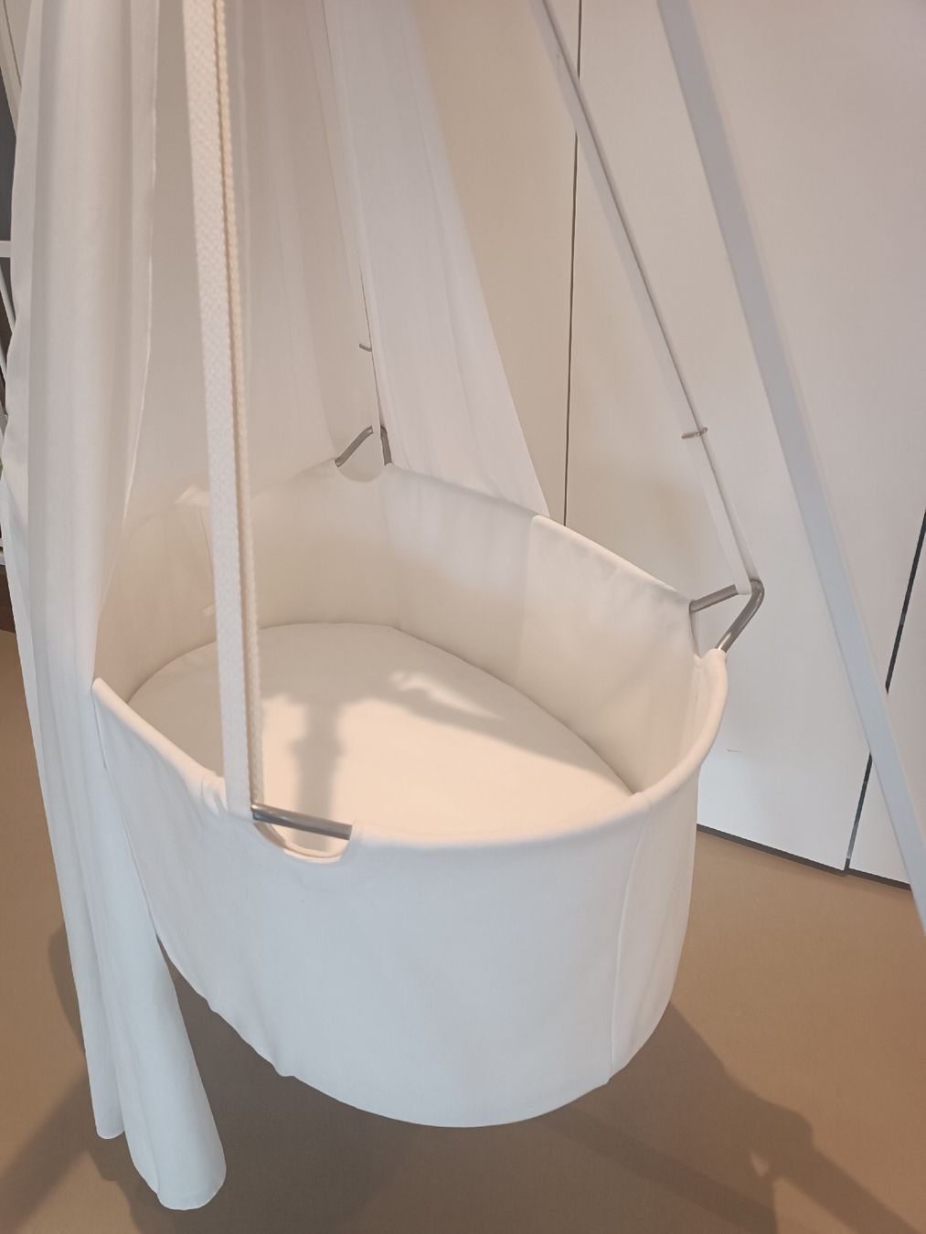 Sdraiette & Sdraiette a dondolo: Wiege Leander Classic mit Matratze – Nuovo (secondo la descrizione) da Luzern venduto da getzmoto 1