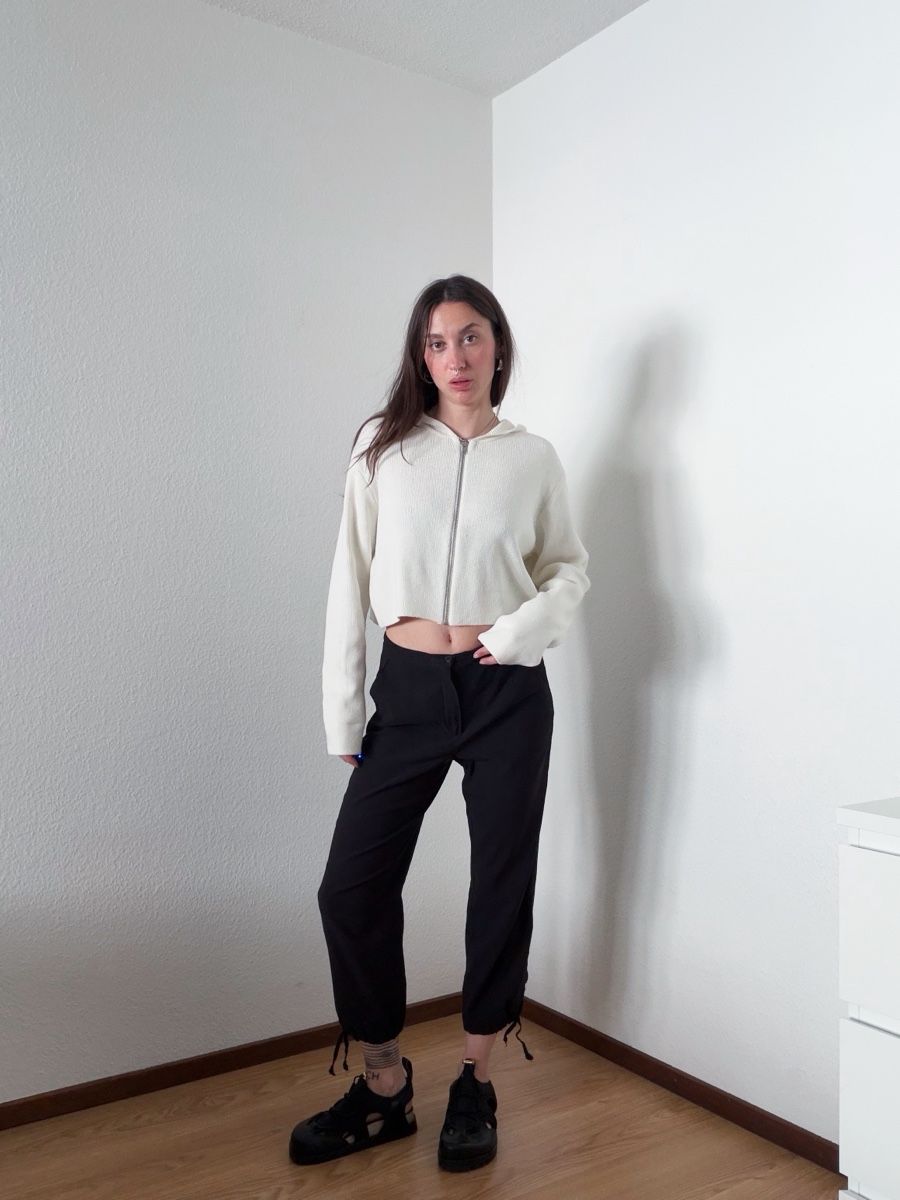 Pantaloni: Vintage Black drawstring casual capri trousers – Usato da Knonau venduto da Grapesvintage