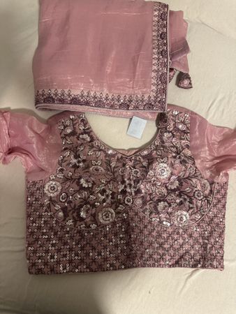 Schicker indischer Sari mit Pailletten mit sari blouse
