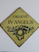 Schild "I believe in angels"