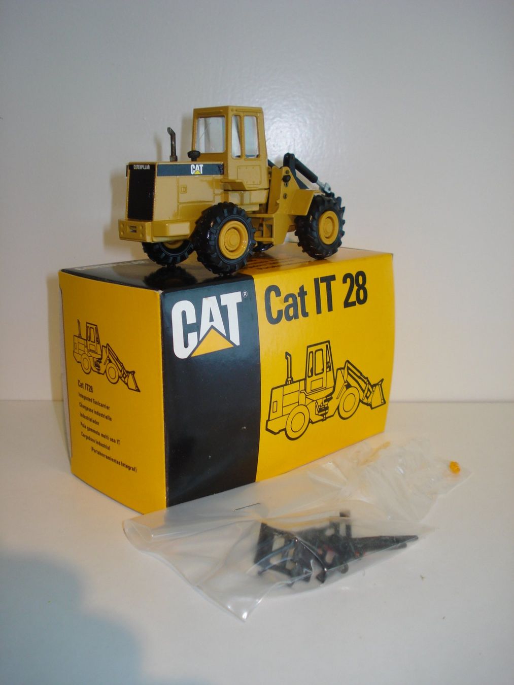 Conrad Modellbausätze & Standmodelle: CAT IT 28 Industrieradlader – Neu (gemäss Beschreibung) aus Mitlödi von worker04 1