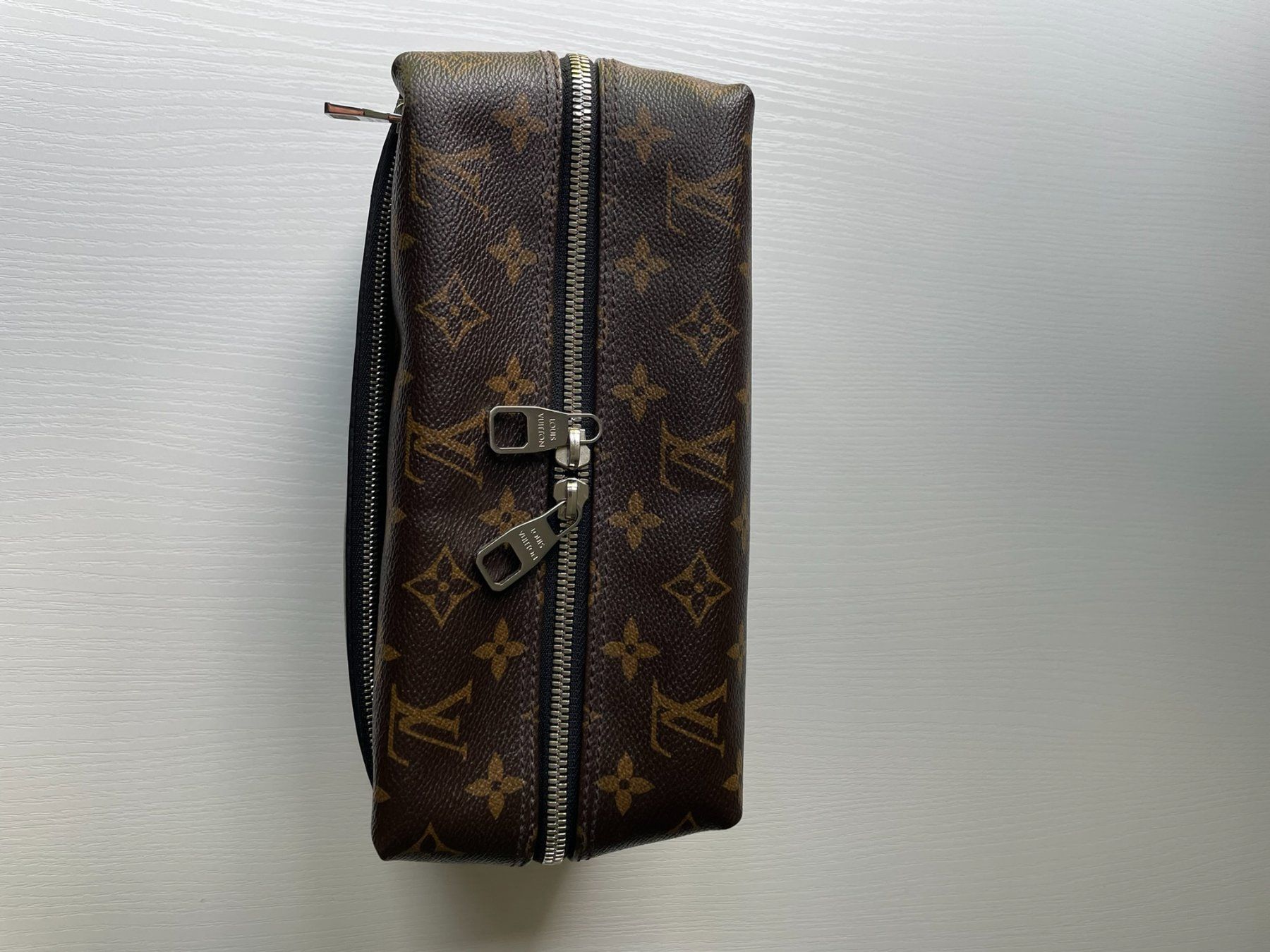 Louis Vuitton Kosmetikkoffer: Trousse de toilette Louis Vuitton – Gebraucht aus Neuchâtel von JMOL 4