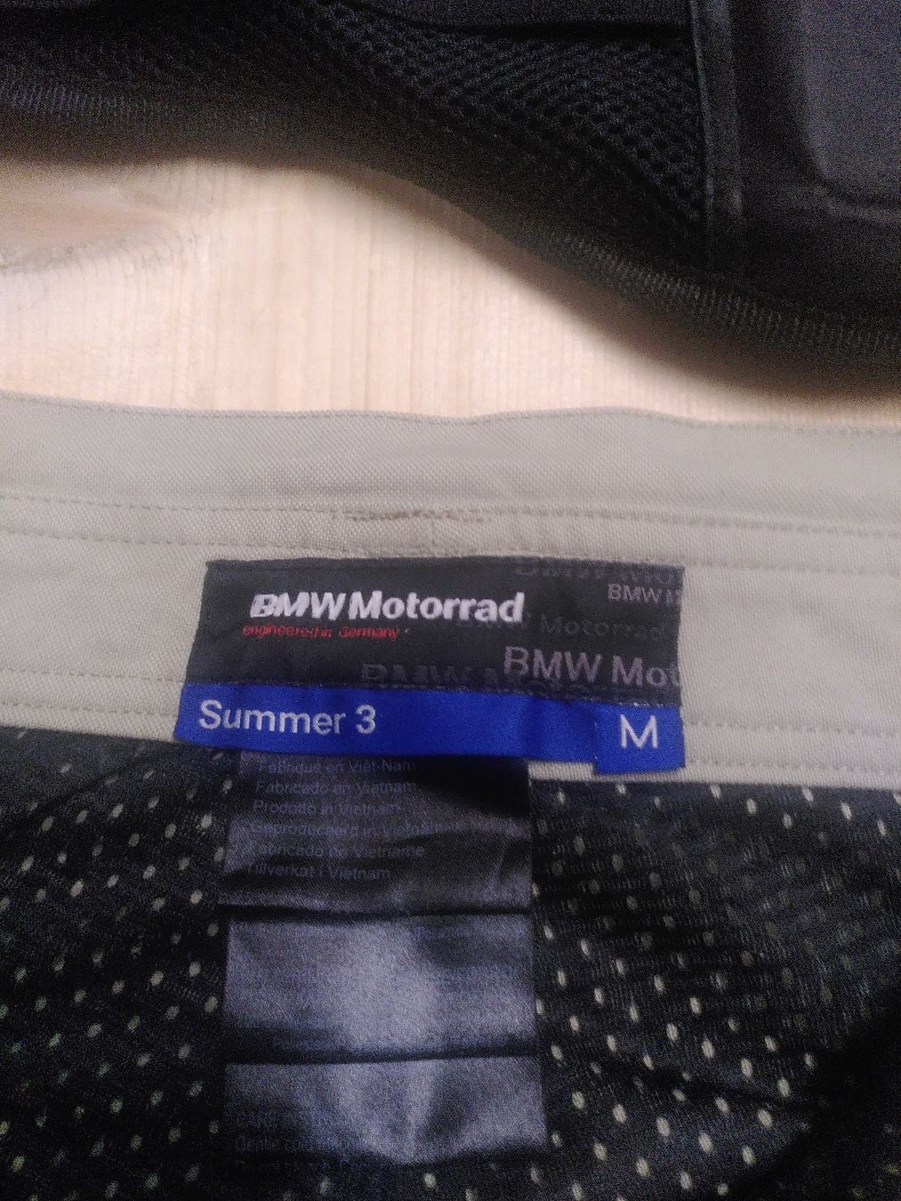 BMW Lotti di vestiti: BMW NeonShell taille 52 , pantalon Summer 3, System 6 EVO – Usato da Le Sépey venduto da Ventach 3