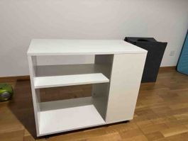 Fernsehmöbel weiss auf Rollen, neuwertiger Zustand.