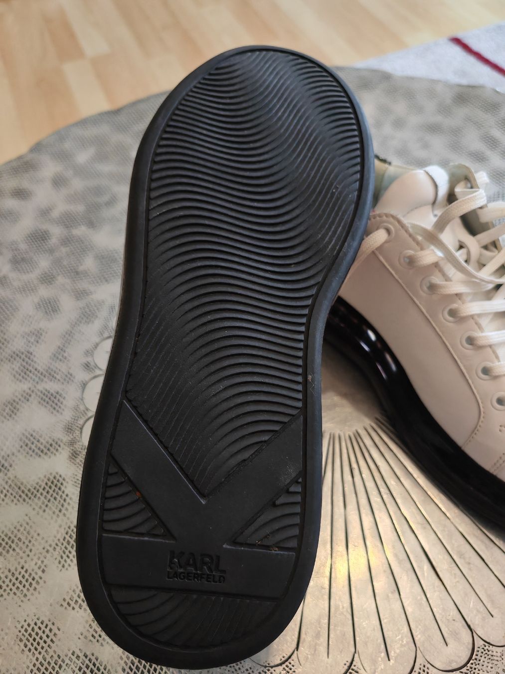 Herrenschuhe: Baskets Karl Lagerfeld blanches pointure 43 – Gebraucht aus Basel von ICI-CHEZ-NOUS 4
