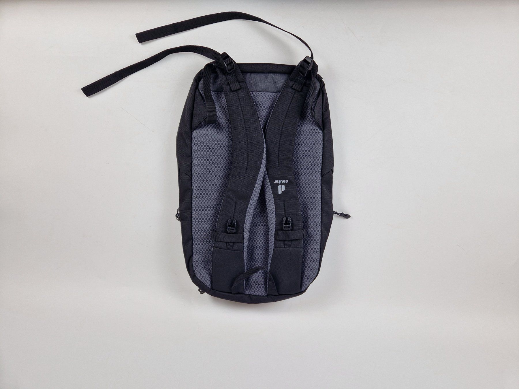 Deuter Rucksäcke: Deuter Rucksack Schwarz Grau – Gebraucht aus Muhen von Restwert_Muhen 1