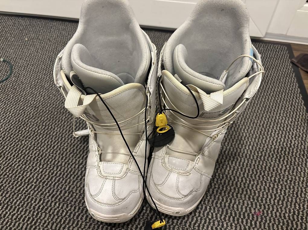 Scarpe da uomo: Kinder Snowboard Schuhe Gr. 38 – Usato da Weier im Emmental venduto da maskulin82