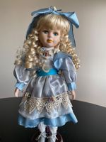 Porzellanpuppe blond blaues Kleid mit Ständer