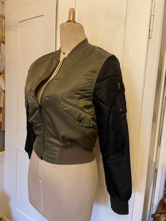 Bomberjacke, olive/schwarz mit orangem Innenfutter, Gr.38