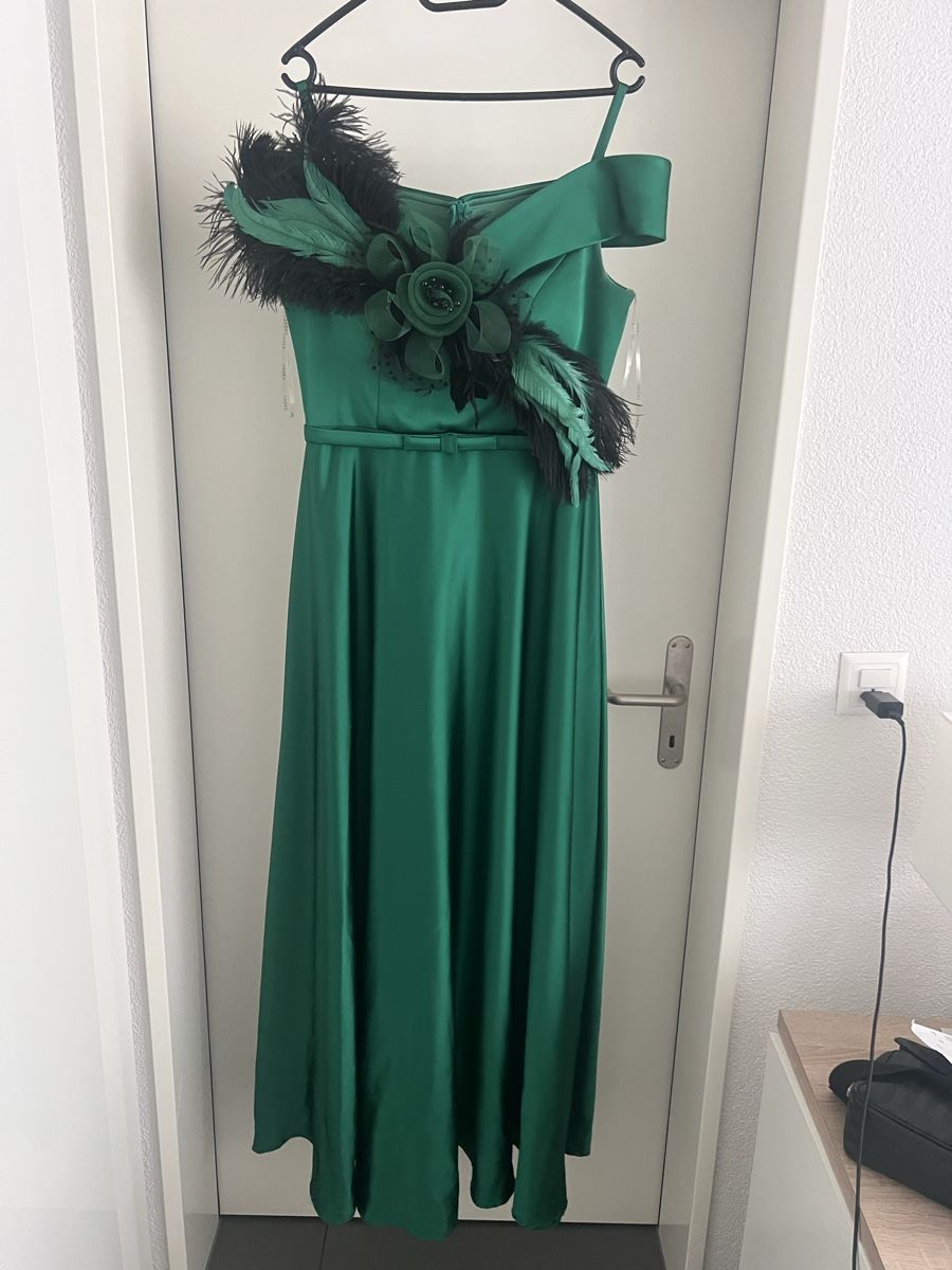 Kleider: Grünes Abendkleid mit Federn - Ein echter Hingucker! – Gebraucht aus Brüttisellen von nena91 1