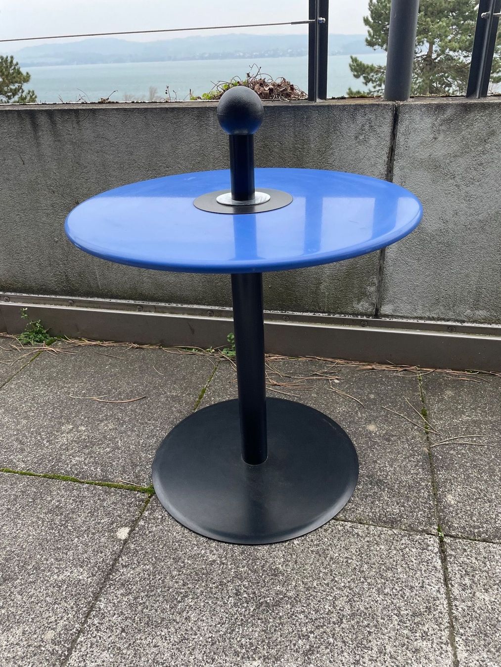 Tavoli: Table d'Appoint Vintage Bleue en Métal – Usato da Vallamand venduto da Bricbracbroc82 1