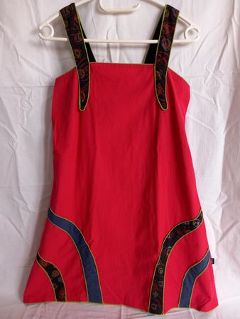Robe rouge à bretelles motifs floraux