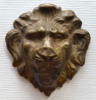 Möbelbeschlag Löwenkopf (II) aus Messingblech, ca. 1880-1900