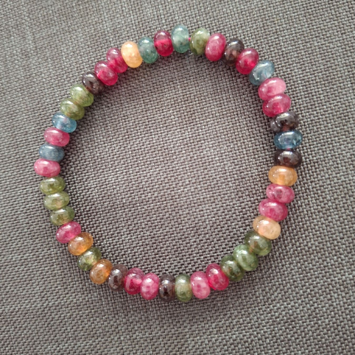 Bracciali & Braccialetti: Handgefertigtes buntes Perlenarmband – Nuovo (secondo la descrizione) da Lachen SZ venduto da Dimmi2022 2