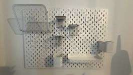 Pegboard mit Zubehoer, weiss, 75x50cm, guter Zustand