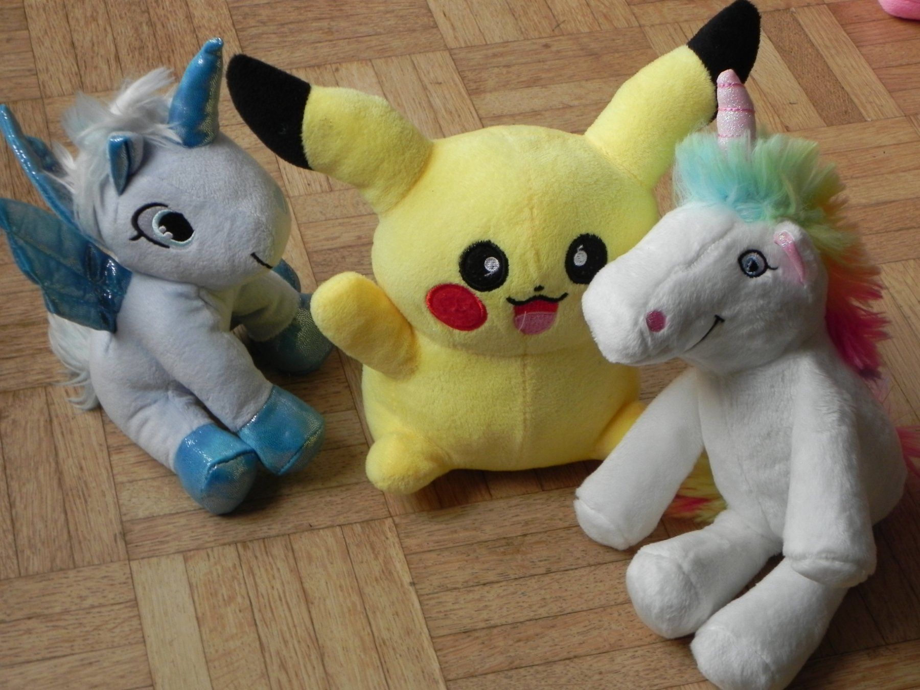 Spielzeuge: Pikachu und Einhörner Kuscheltiere Plüschtier Set 3 Stk – Gebraucht aus Stallikon von pcerny16