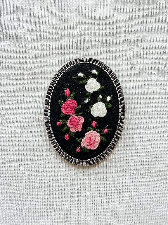 Spille & Fermagli: Handgestickte Vintage Brosche mit Rosen – Usato da Thalwil venduto da han_2b8c 2