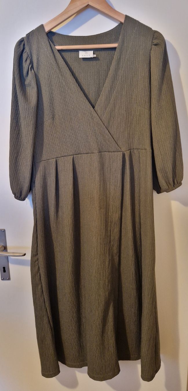 Vestiti: Khakifarbenes Midikleid mit Beinschlitz, Grösse 36 – Usato da Andermatt venduto da nin_ks9v