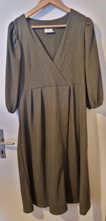 Khakifarbenes Midikleid mit Beinschlitz, Grösse 36