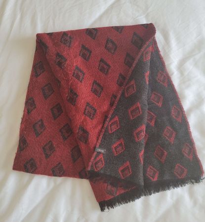 42. Écharpe CINQUE rouge et gris à losanges