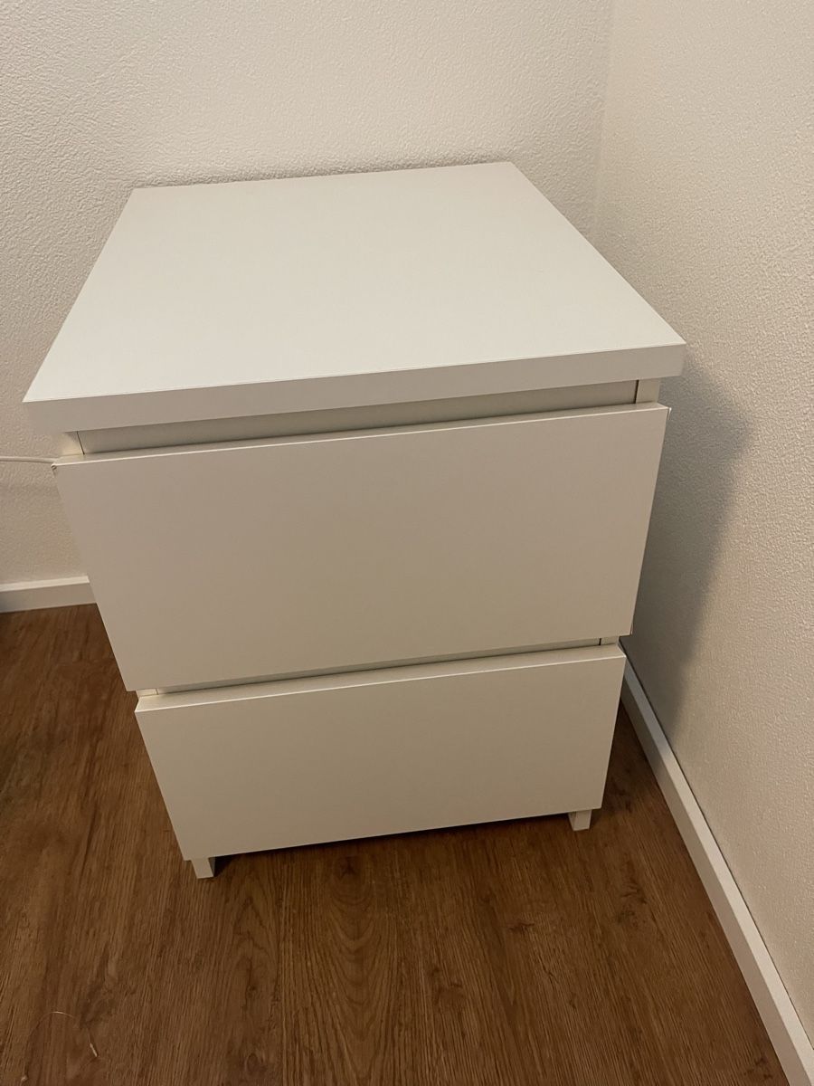 Ikea Comodini: White Bedside Table with Two Drawers – Usato da Felsberg venduto da joa_5z2s 2