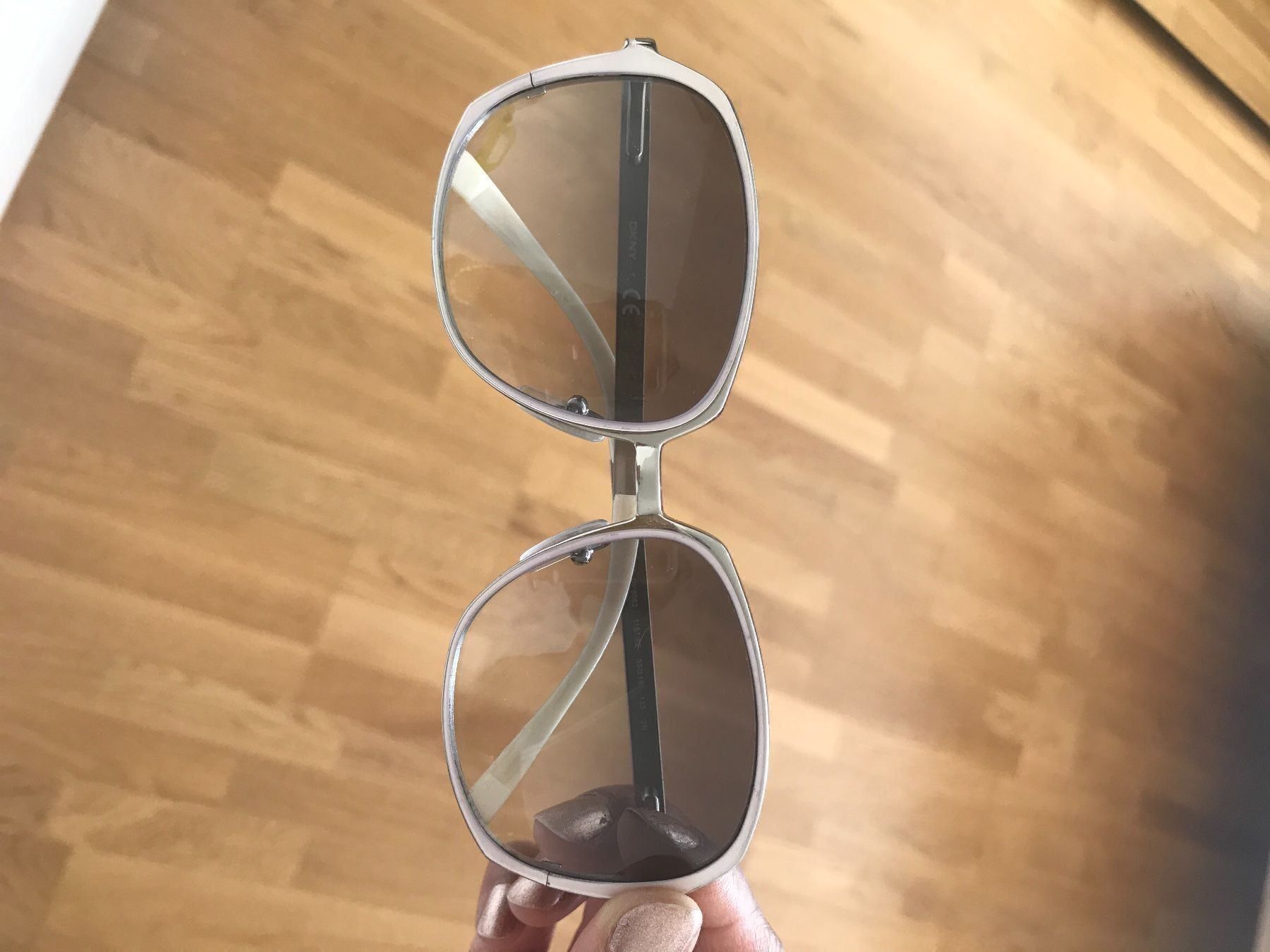 DKNY Occhiali & Lenti: DKNY sun glasses white rim – Usato da Affoltern am albis venduto da onlyrose123 2
