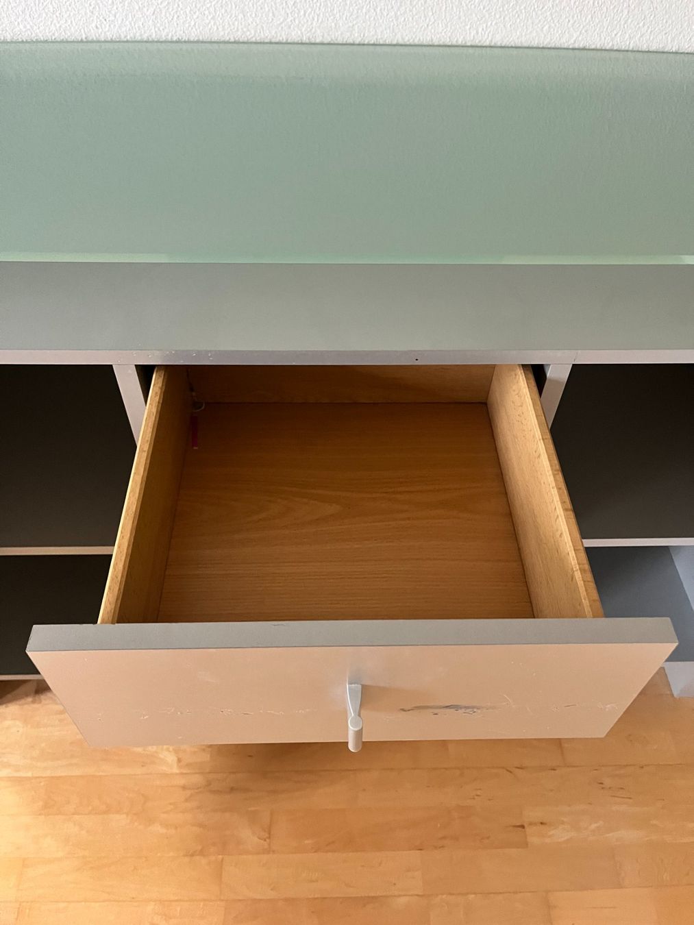 Cassettiere: Kommode mit Glasplatte, 4 Schulden, 2 Türen, Farbe Silber... – Usato da Hinterkappelen venduto da rum_y52q 1