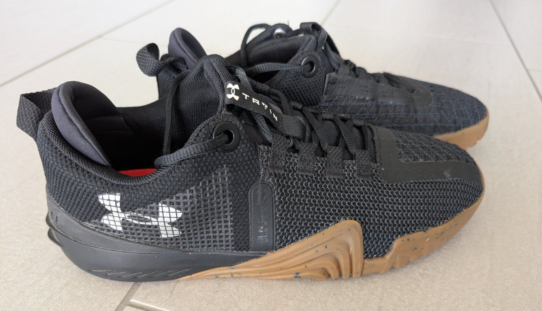Under Armour Scarpe da uomo: Under Armour Trainingschuh Gr. 43 – Usato da Eggenwil venduto da Almond0