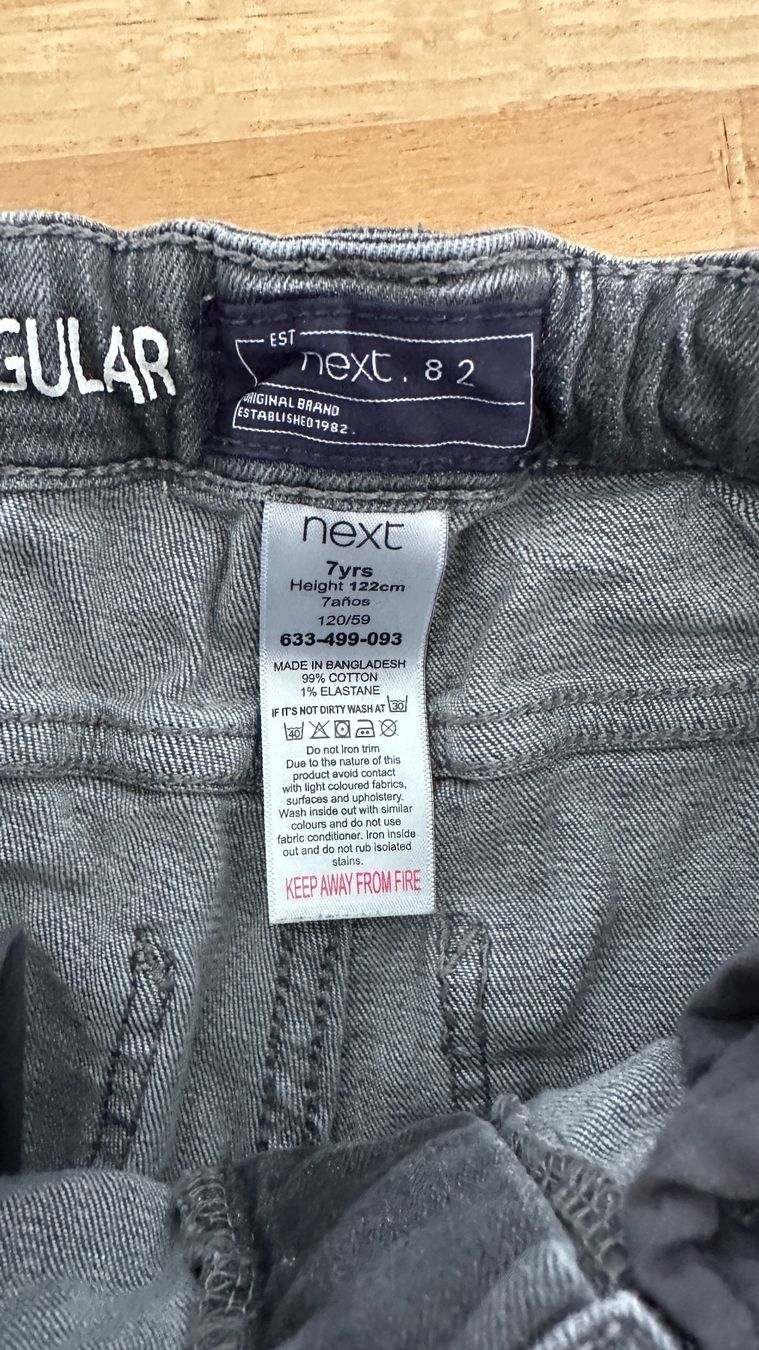 Next Jeans: Jeans NEXT grau mit Hosenknopf Gr. 122 – Usato da Winterthur venduto da Secondhand-Family 3