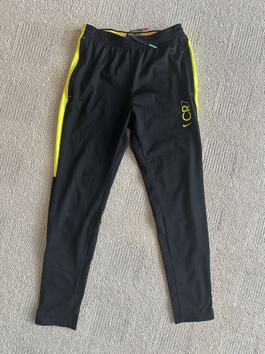 Nike Pantaloni: CR7- Trainer-/Fussballhose Gr. M – Usato da Winterthur venduto da melanie28