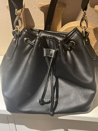 Schwarze Valentino Beuteltasche, neuwertig, Top Zustand!