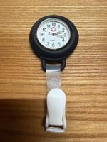 Schwesternuhr Quartz mit Clip schwarz