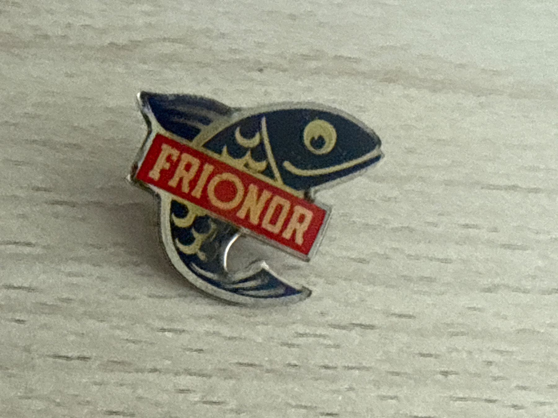 Placchette & Badge: Pin FRIONOR – Usato da Glattbrugg venduto da Schweigmatt