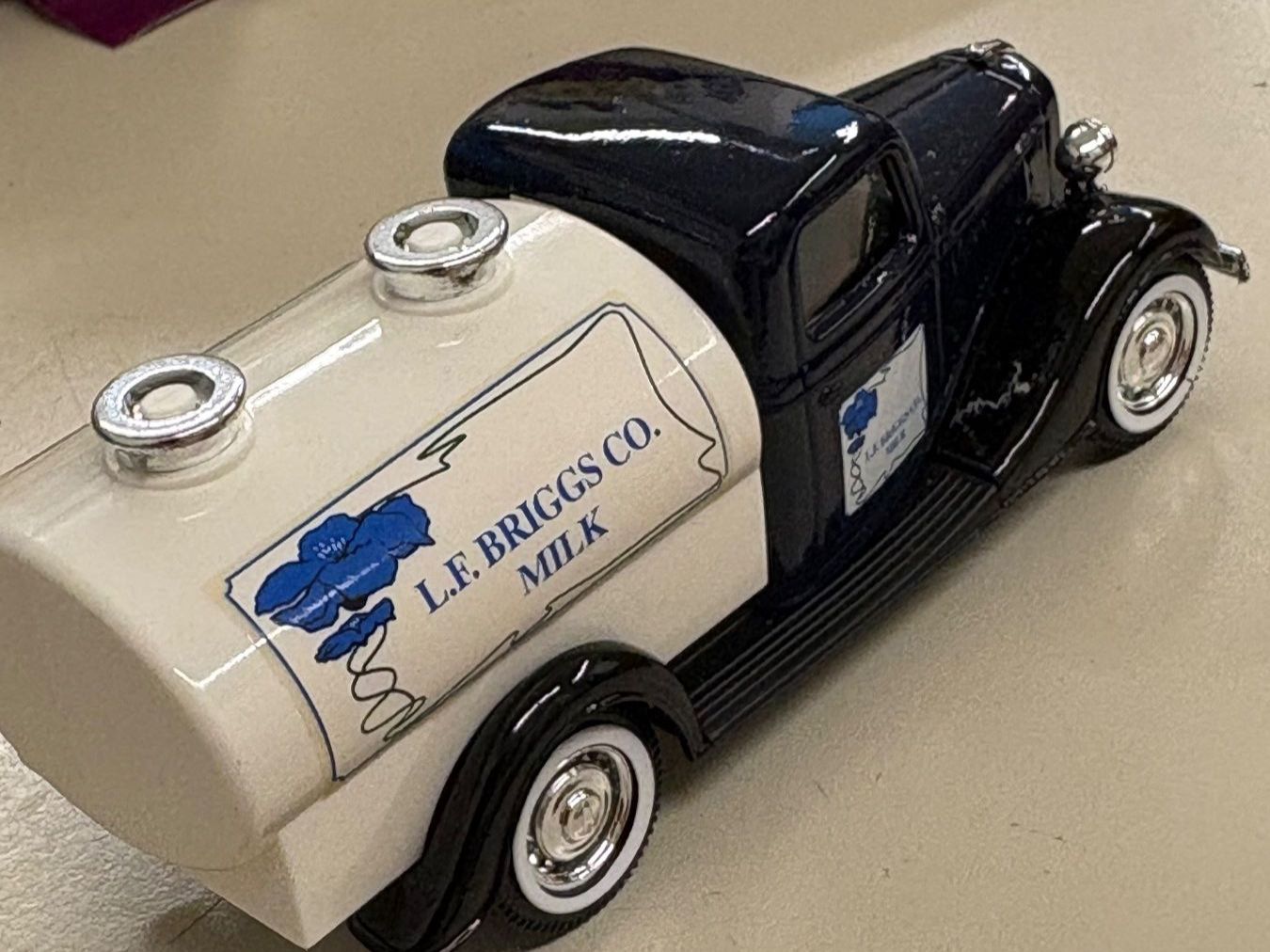 Solido Modellautos: Solido - Ford V8 Milchtransporter 1936 - 1:43 – Gebraucht aus Lausen von hot-preis 2