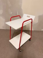 Vintage Servierwagen mit rotem Metallrahmen weissen Ablagen
