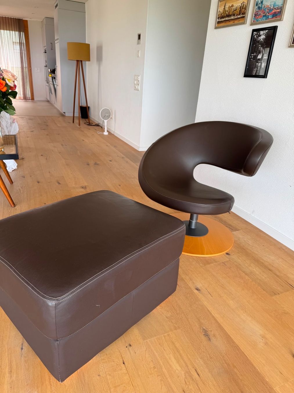 Poltrone: Lederdrehsessel mit Hocker, wie neu ! – Usato da Schindellegi venduto da wbosschieter 2