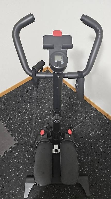 Hometrainer: Stepper wie neu  mit Display, Bändern & Rollen – Usato da Schaffhausen venduto da Uran10 4