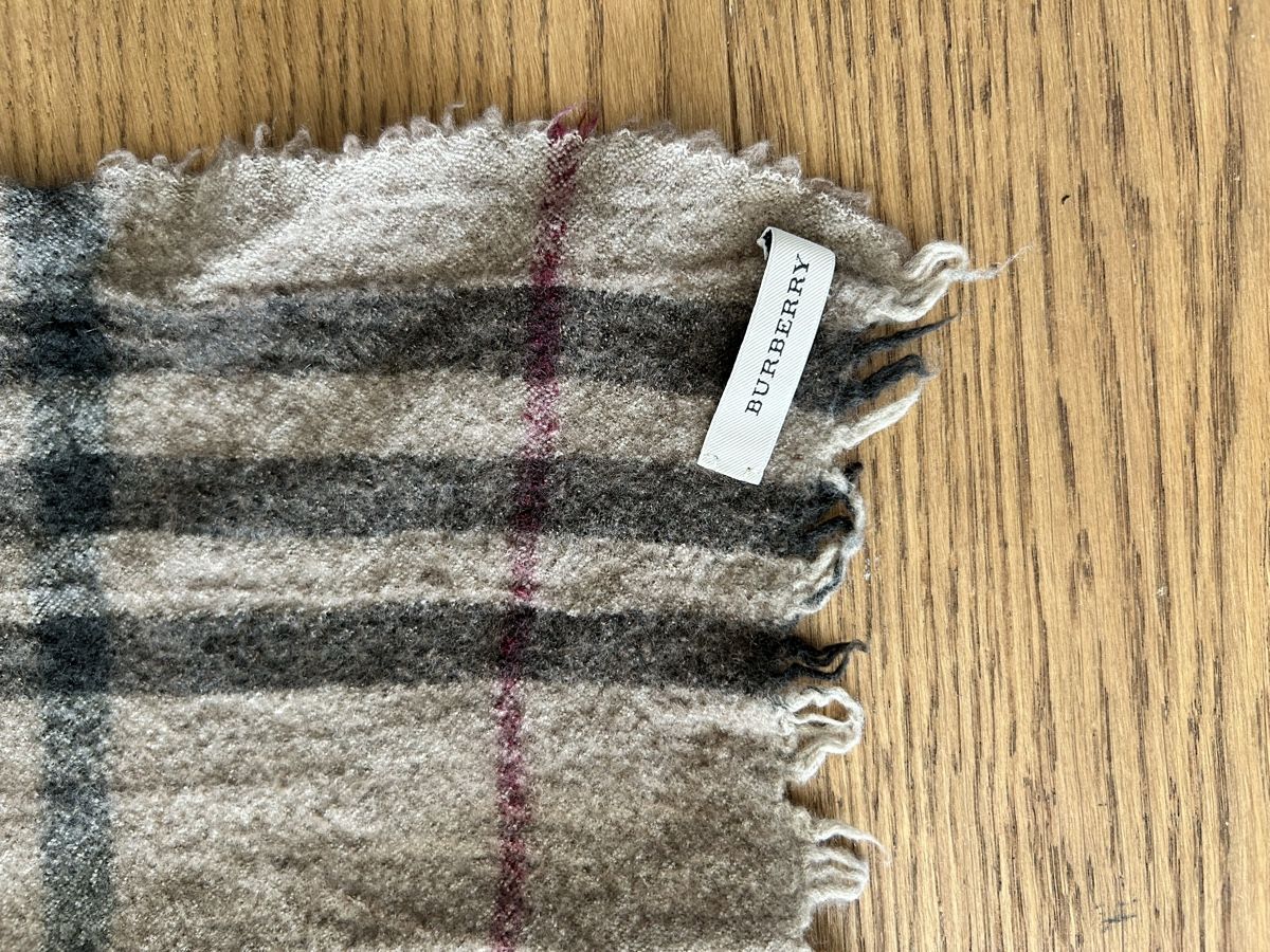 Burberry Foulards & écharpes: Écharpe Burberry – D'occasion à Lully VD par Garance040