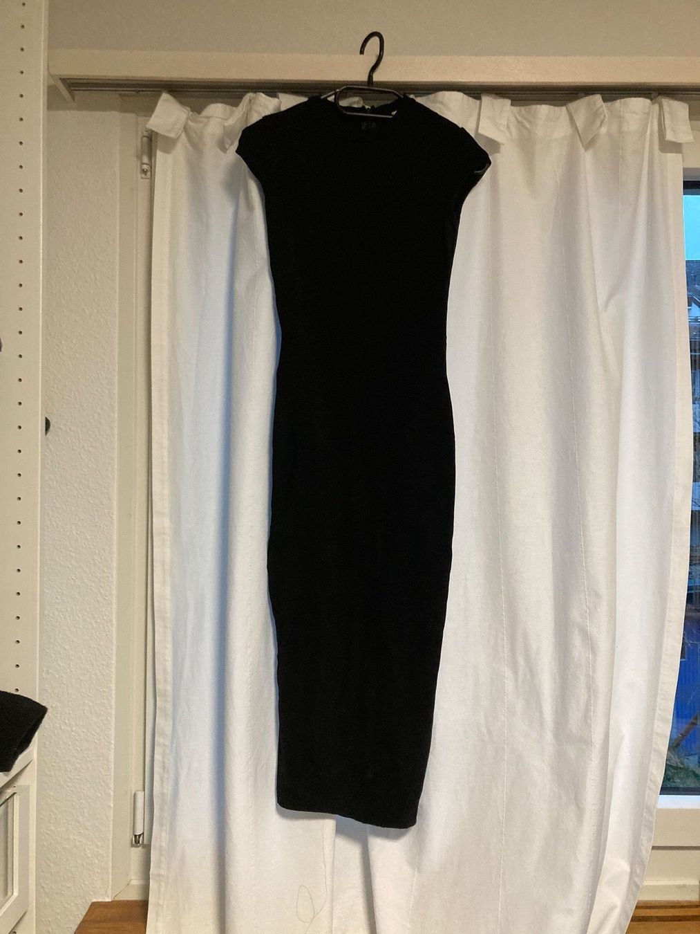 H&M Kleider: Enges schwarzes Kleid von H&M – Gebraucht aus Uster von Kalici1