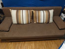 Braunes Schlafsofa mit Kissen und Stauraum