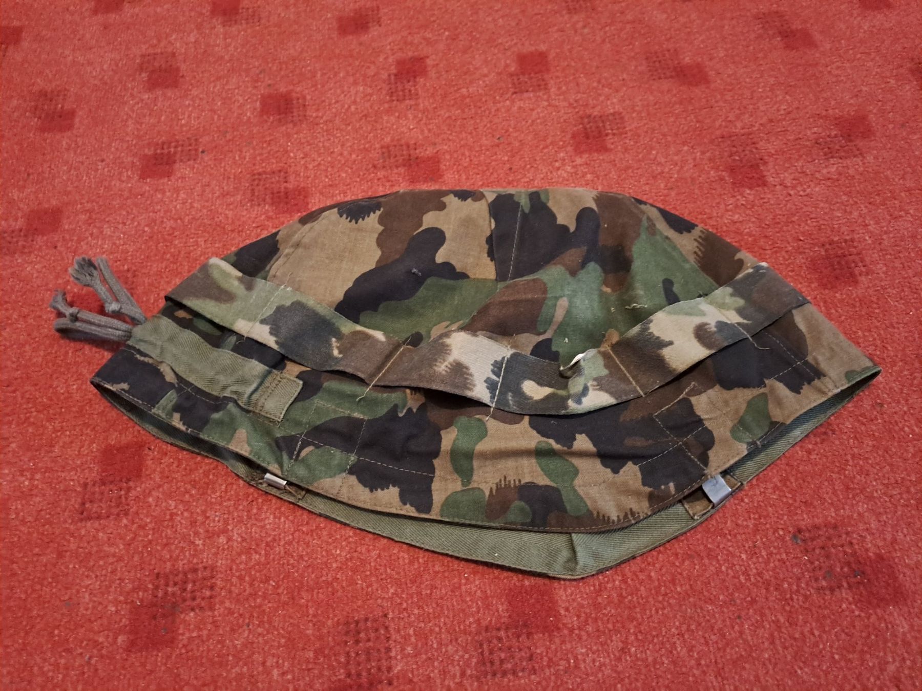 Schweizer Armee Uniformen: Helmüberzug 90, leicht gebraucht – Gebraucht aus St.Gallen von Infanteriewerk