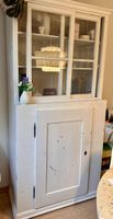 Schrank mit Vitrine