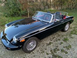 Klassischer MG B Roadster in Schwarz mit rotem Verdeck!