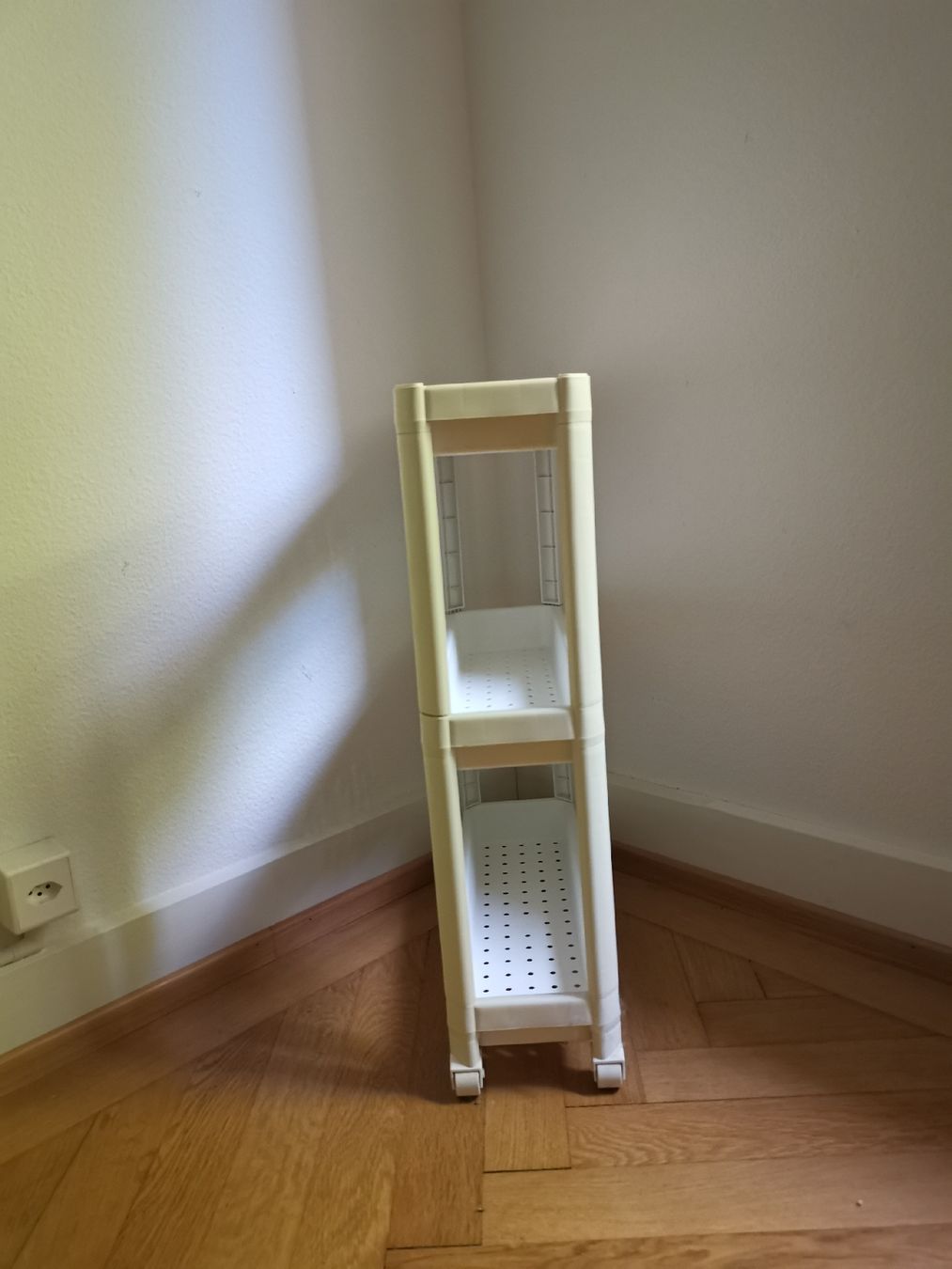 Ikea Regale: Kleines Kunststoffregal - Vesken ikea – Gebraucht aus Zürich von Valouche 1