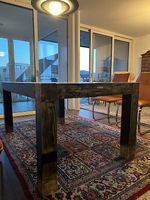 Esstisch und dazugehöriges Geschirrschrank