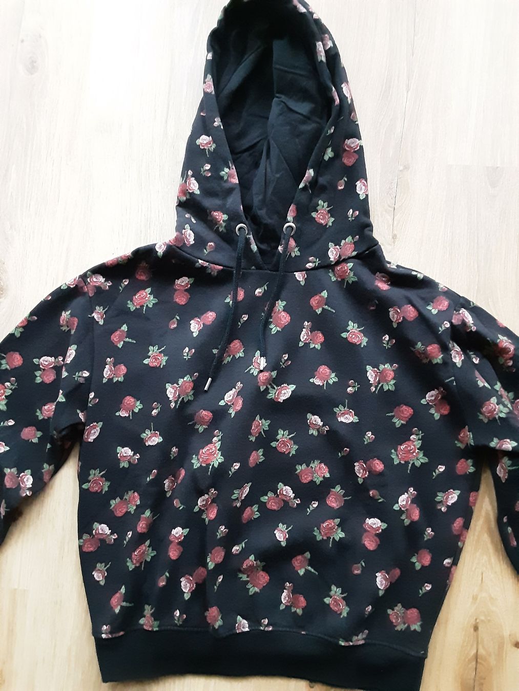 Maglioni & Felpe: Clockhouse Hoodie mit Rosenmuster, Gr. M – Usato da Altdorf UR venduto da Brandli 1