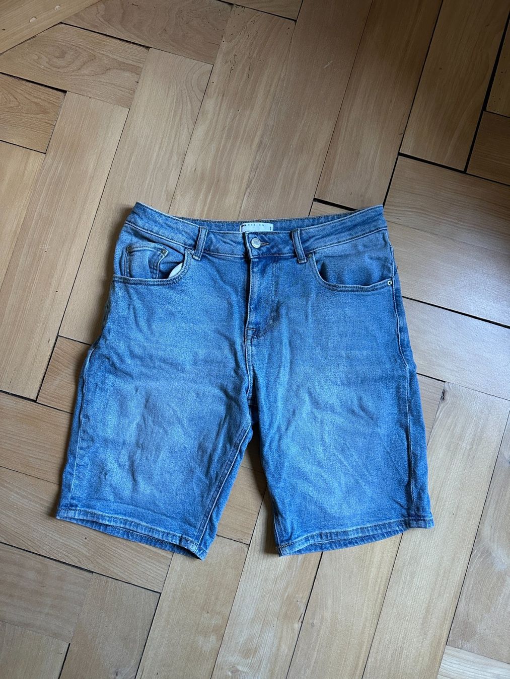 Asos Jeans: ASOS - Jeansshorts hellblau W32 – Usato da Zürich venduto da Diazaio